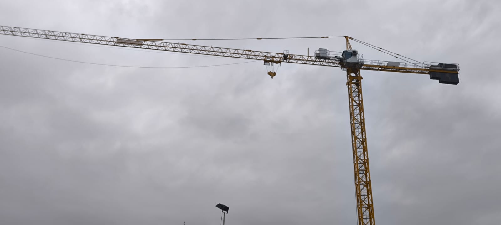 Ağır Sanayi İnşaatında Çalışan Kule Vinç