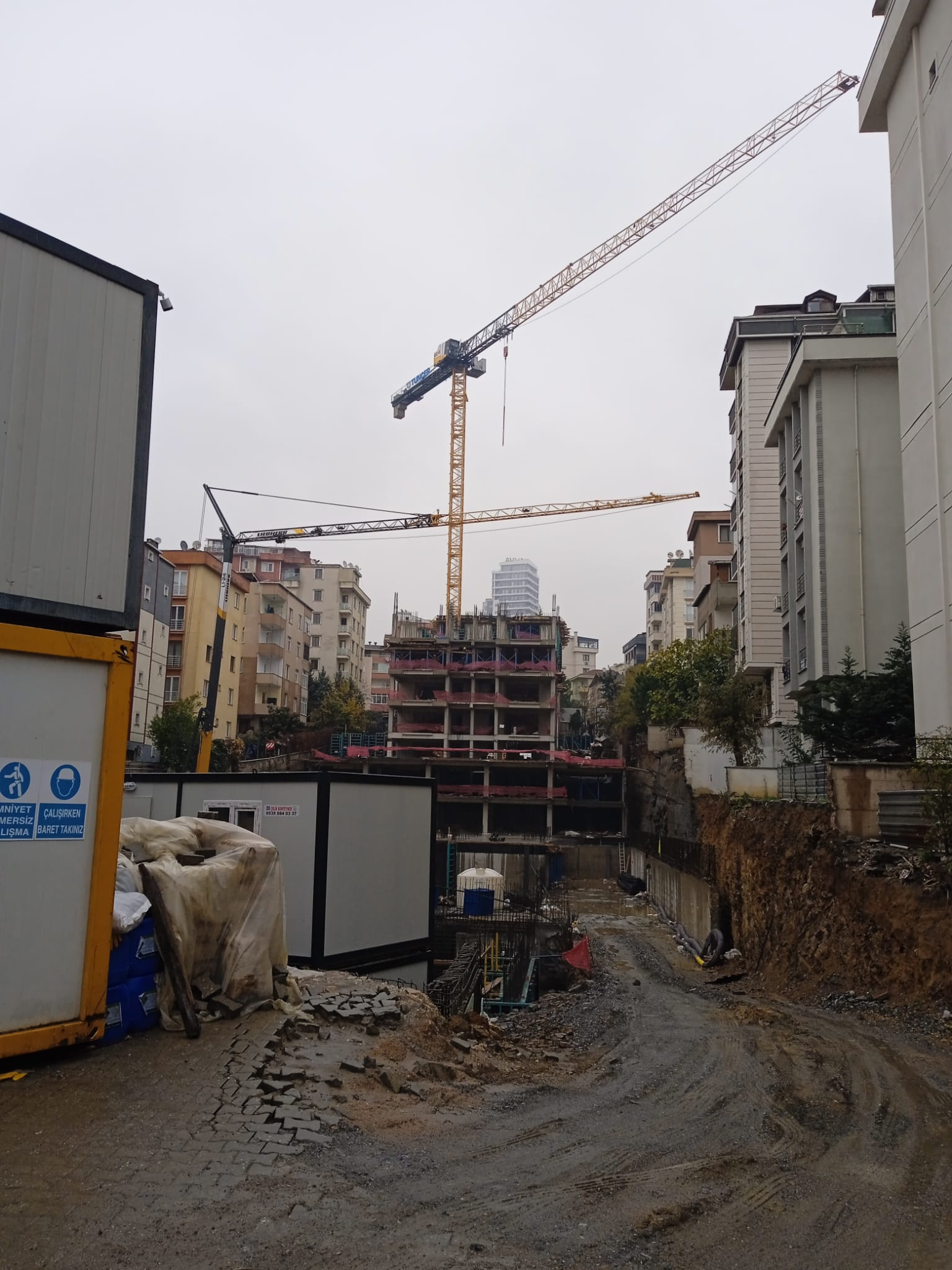 Şantiyede Kiralık Kule Vinç Kurulumu ve Saha Çalışması